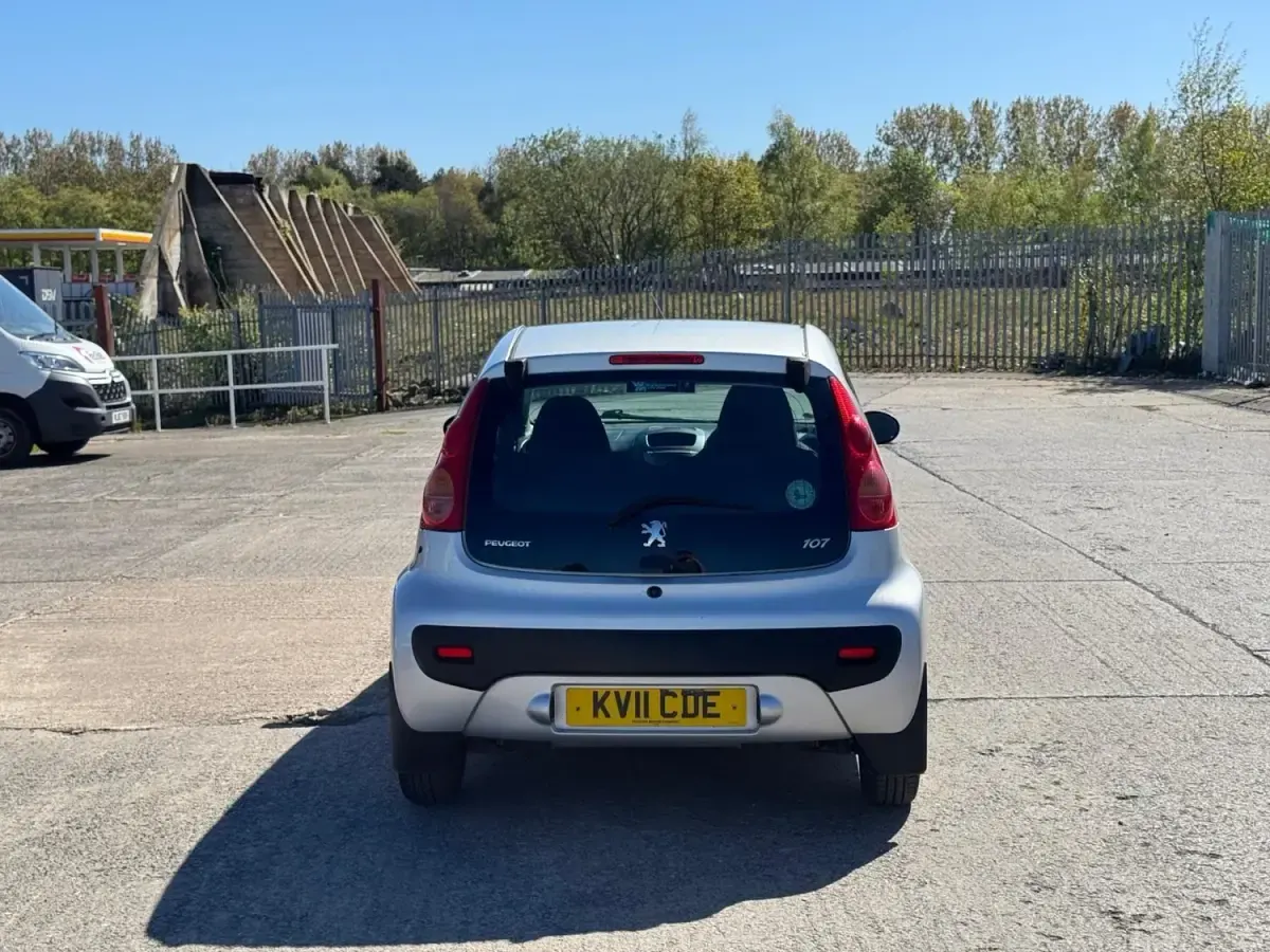 Second-hand Peugeot 107 68 CP (50 kW) 2011 Argintiu Hatchback