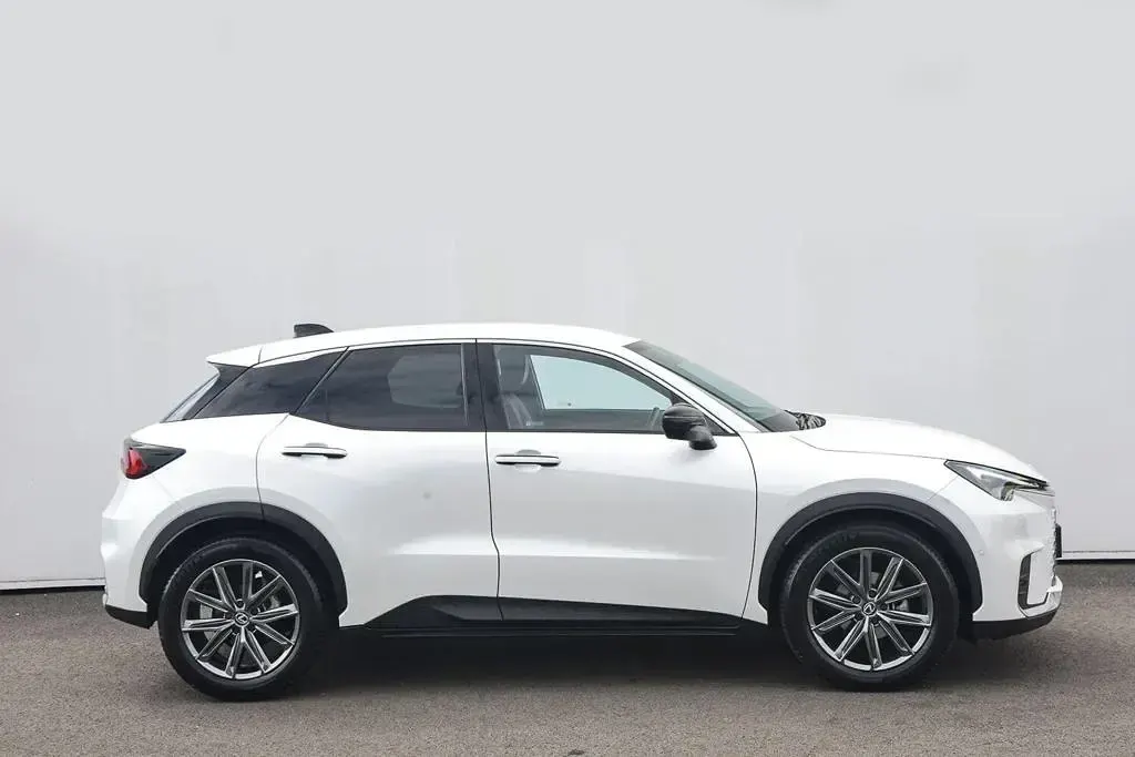 Used Lexus LBX 136 HP (100 kW) 2024 White SUV