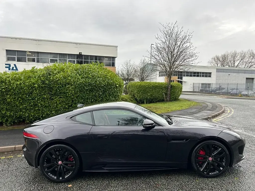 Usado Jaguar F-Type R 550 HP (404 kW) 2016 Preto Coupé