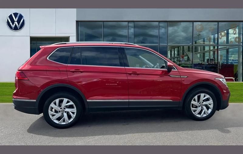 Second-hand VW Tiguan Allspace Life 150 CP (110 kW) 2023 Roșu SUV