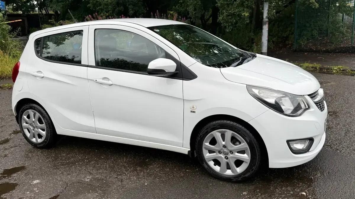 Used Vauxhall Viva 75 HP (55 kW) 2016 White Hatchback