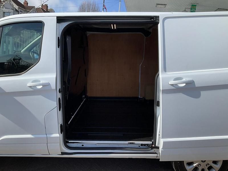 Used Ford Transit Custom Limited 130 HP (95 kW) 2022 White Van