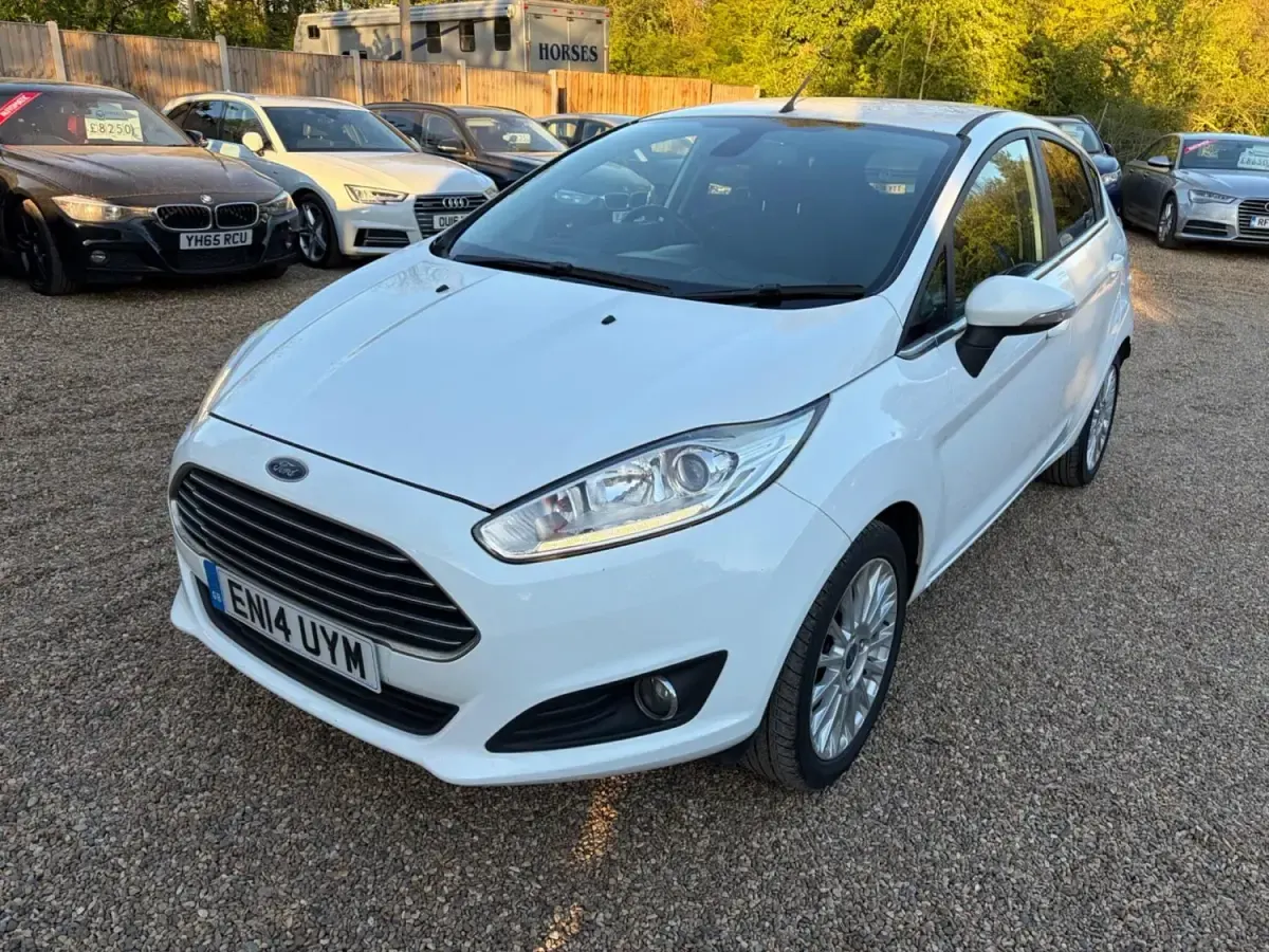 Używany Ford Fiesta Titanium 2014 Biały Hatchback