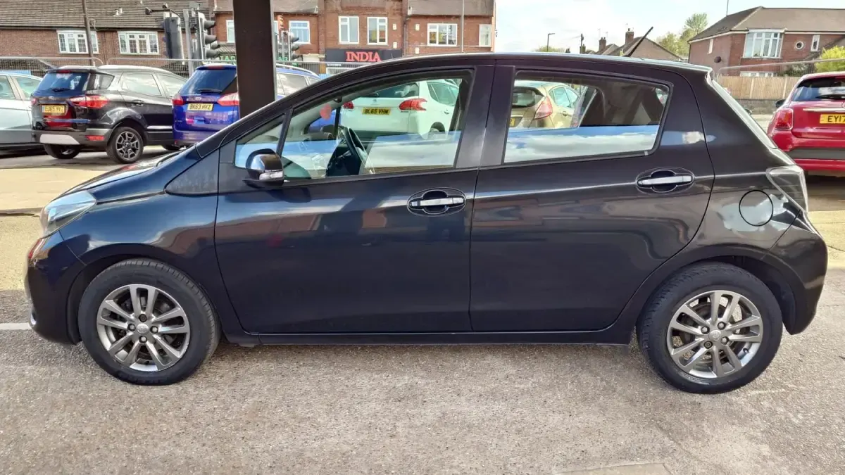 Begagnad Toyota Yaris 69 HK (50 kW) 2014 Svart Halvkombi
