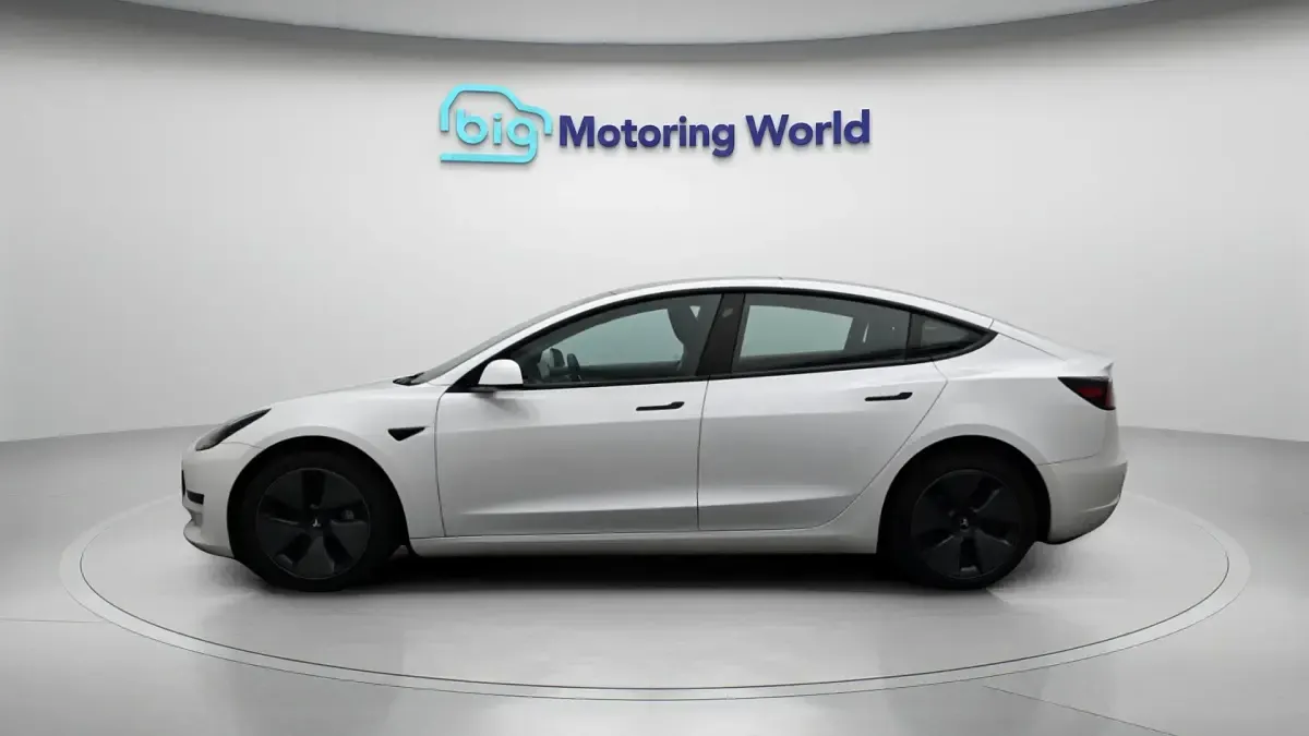 Used Tesla Model 3 Standard Range Plus 222 kW (302 HP) 2021 White Sedan