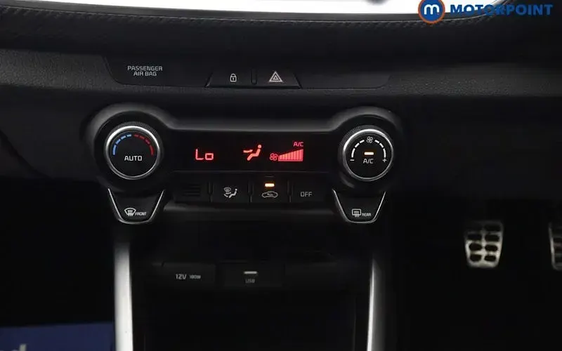 Used Kia Stonic GT-Line 120 HP (88 kW) 2023 White SUV