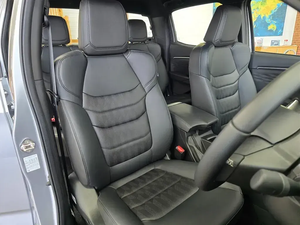 New Isuzu D-Max 163 HP (119 kW) 2025 Silver Pickup