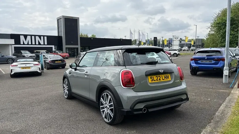 Usado Mini Cooper Exclusive 134 HP (98 kW) 2022 Cinzento Citadino