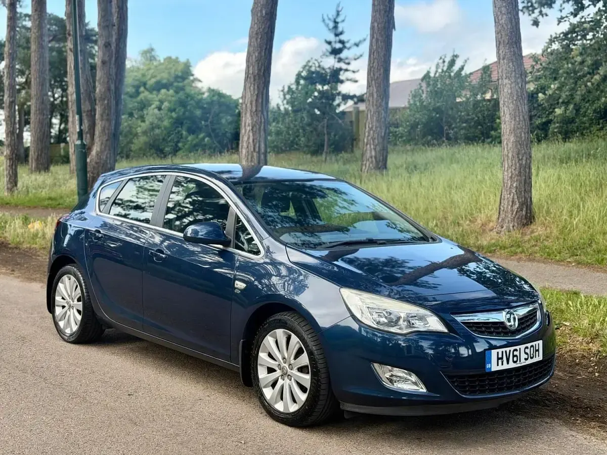 Used Vauxhall Astra Elite 115 HP (84 kW) 2011 Blue Hatchback