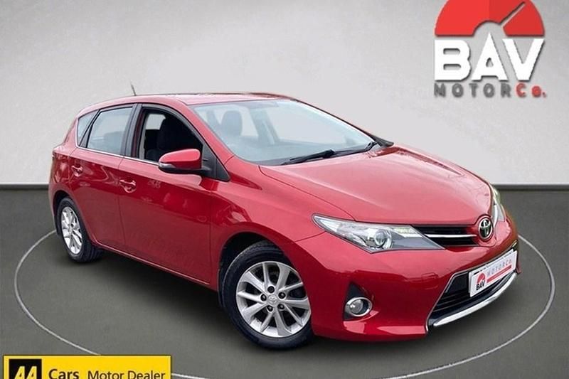 Used Toyota Auris 2014 Red Hatchback