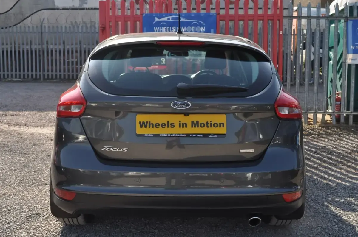 Usado Ford Focus Titanium X 182 HP (133 kW) 2016 Cinzento Citadino