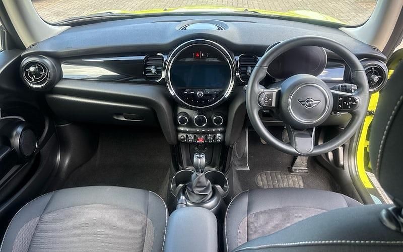 Used Mini Cooper Classic 136 HP (100 kW) 2023 Yellow Hatchback