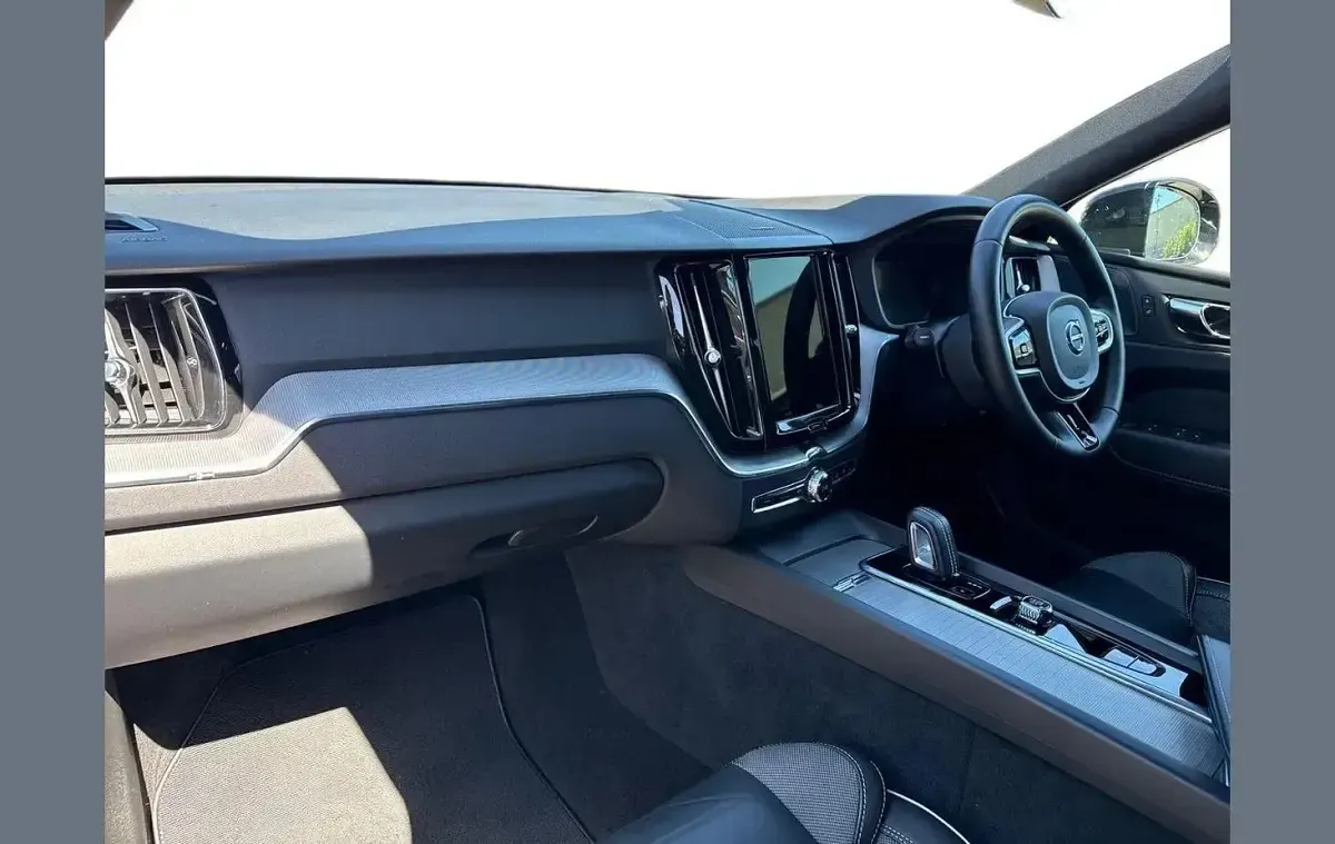 Used Volvo XC60 R-Design 194 HP (142 kW) 2022 Black SUV
