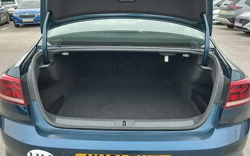 Used VW Passat SE 150 HP (110 kW) 2021 Blue Sedan