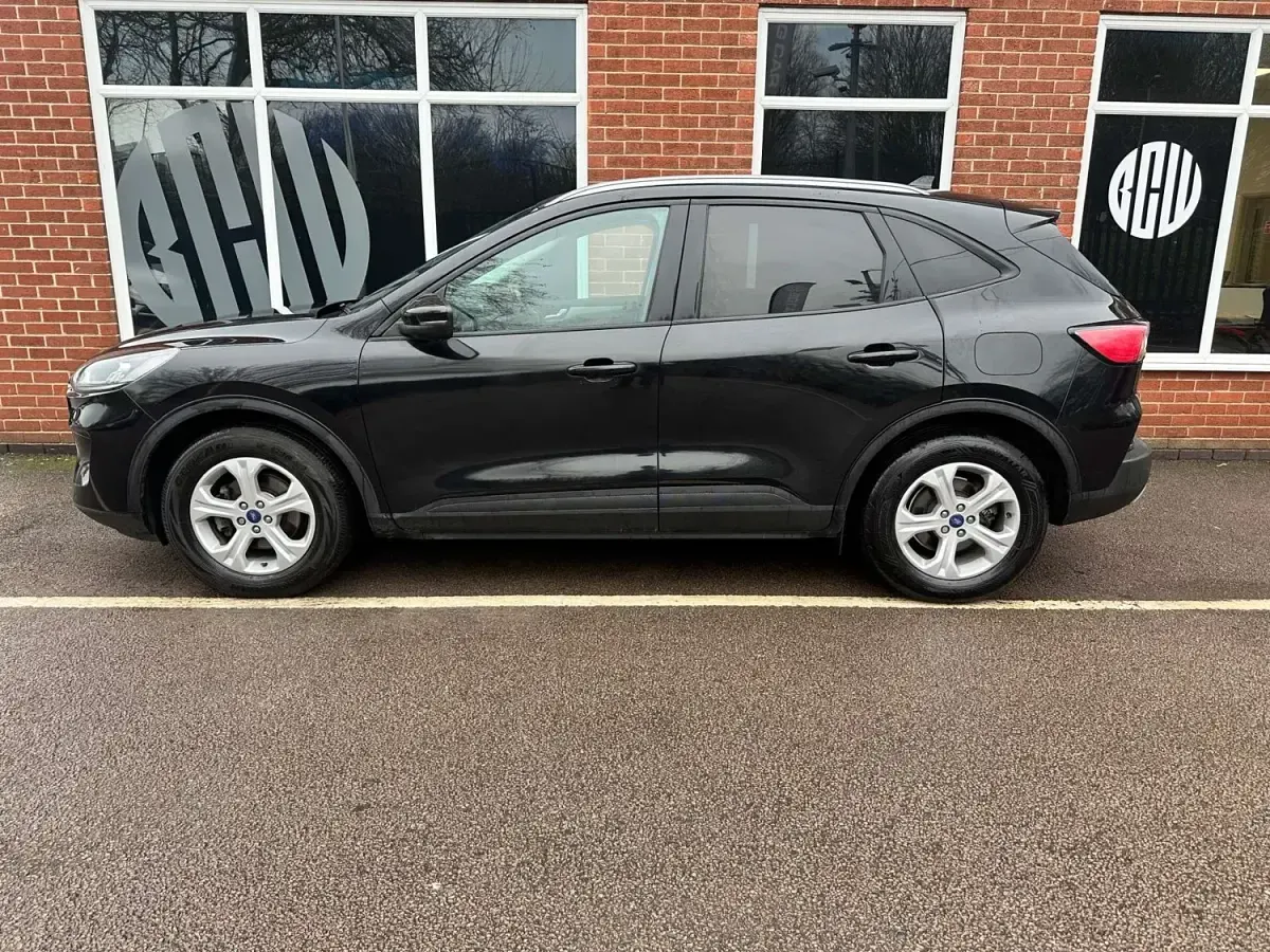 Usado Ford Kuga Zetec 120 HP (88 kW) 2021 Preto SUV