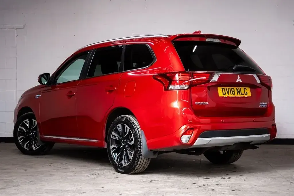 Used Mitsubishi Outlander P-HEV 200 HP (147 kW) 2018 Red Estate