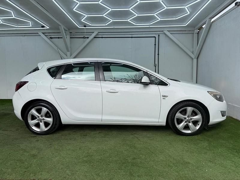 Used Vauxhall Astra SRi 115 HP (84 kW) 2012 White Hatchback
