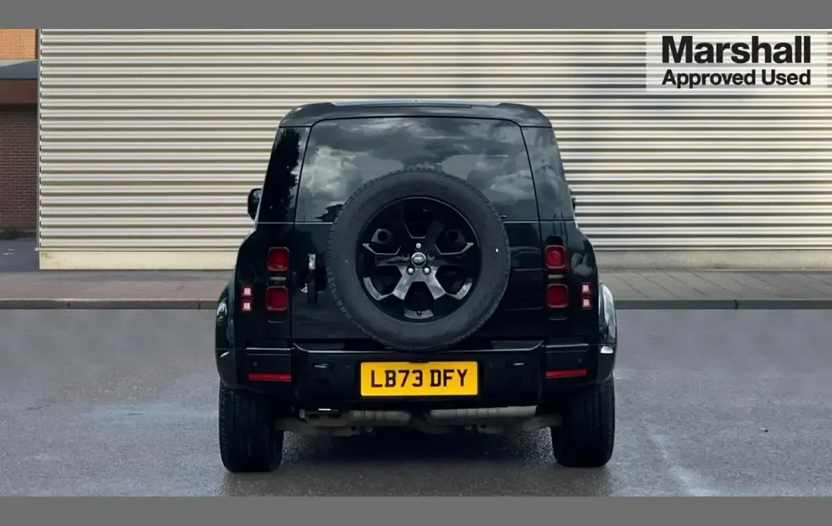 Used Land Rover Defender SE Dynamic 300 HP (220 kW) 2023 Black SUV
