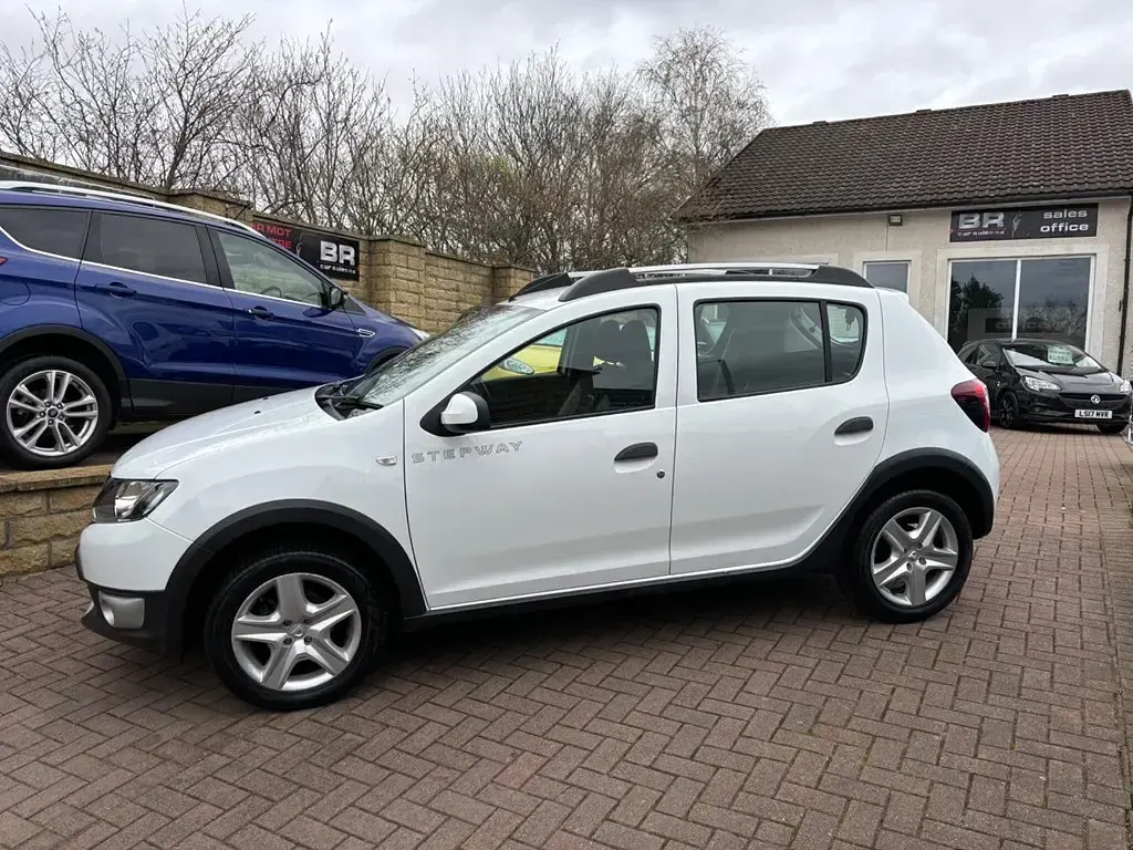 Używany Dacia Sandero Lauréate 89 KM (65 kW) 2015 Biały Hatchback