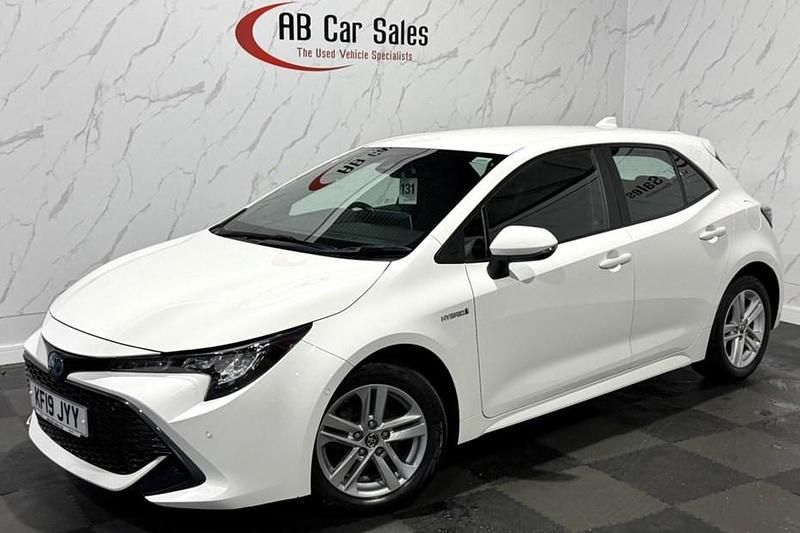 Used Toyota Corolla 122 HP (89 kW) 2019 White Hatchback
