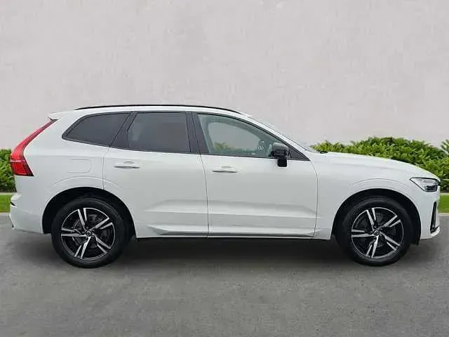 Used Volvo XC60 R-Design 250 HP (183 kW) 2022 White SUV