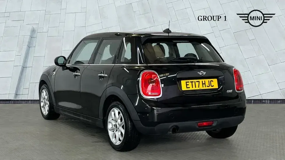 Begagnad Mini ONE Hatch 102 HK (75 kW) 2017 Svart Halvkombi