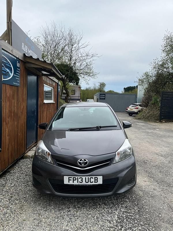 Used Toyota Yaris 99 HP (72 kW) 2013 Grey Hatchback