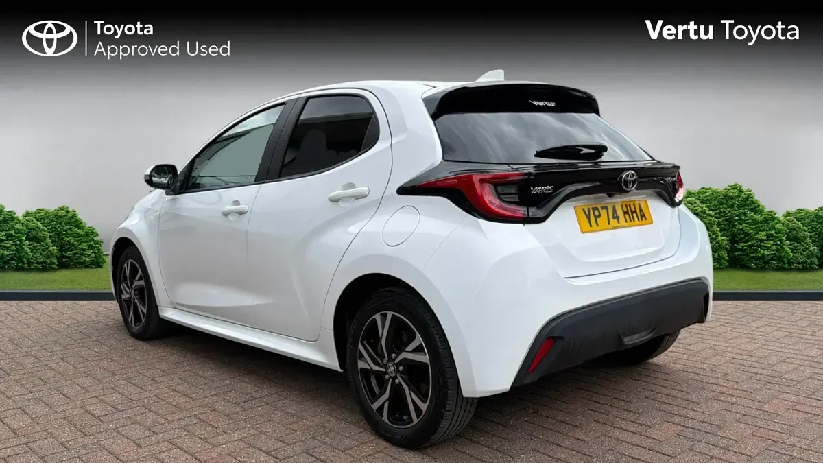 Used Toyota Yaris Design 116 HP (85 kW) 2024 Pure white (solid paint) Hatchback