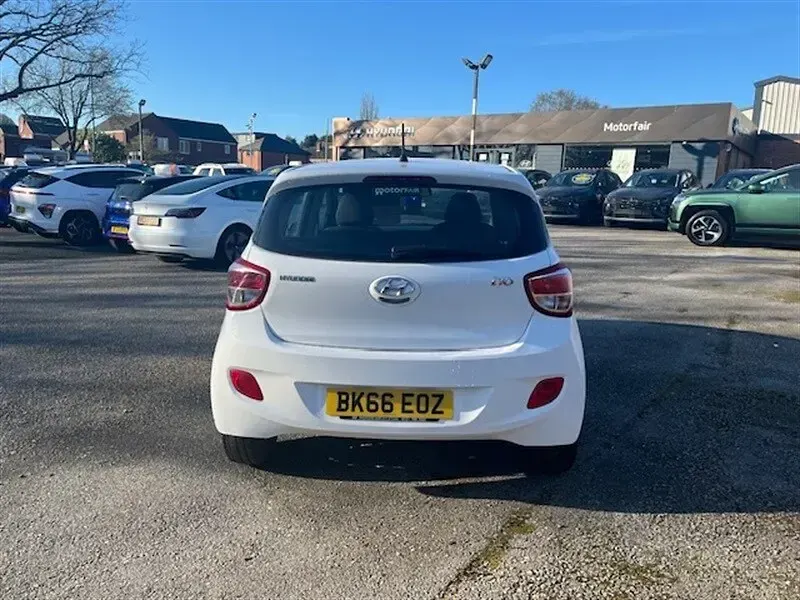 Used Hyundai i10 SE 66 HP (48 kW) 2016 White Hatchback