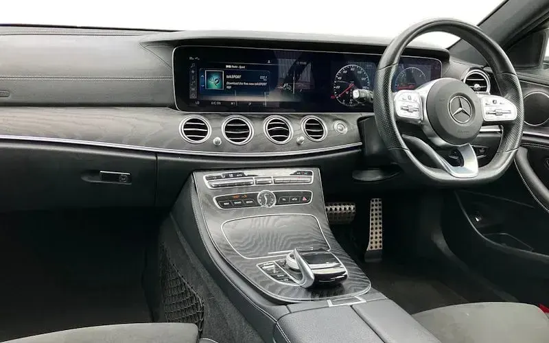 Używany Mercedes E220 AMG line 194 KM (142 kW) 2019 Srebrny Kombi