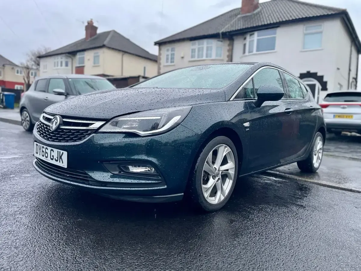 Used Vauxhall Astra SRi 105 HP (77 kW) 2016 Green Hatchback