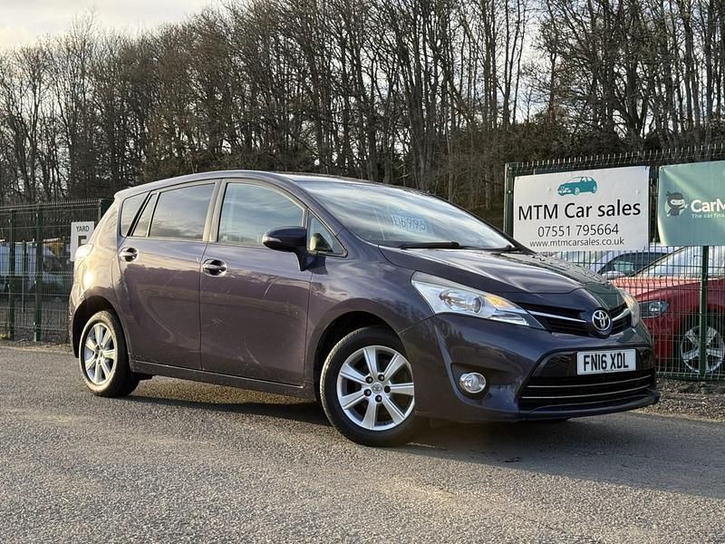 Usado Toyota Verso 132 HP (97 kW) 2016 Azul Monovolume