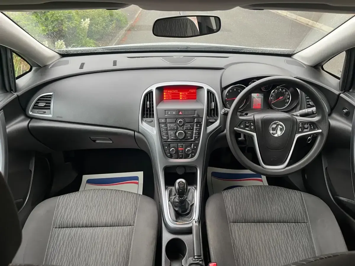 Second-hand Vauxhall Astra 2013 Argintiu Hatchback