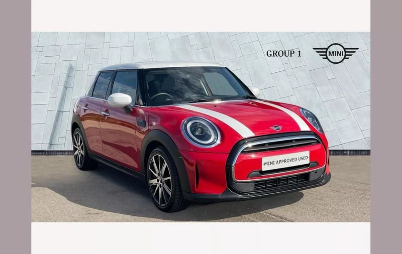 Chili red Used 2022 Mini Cooper Classic Hatchback | £18,395 (Fair price) - Image 1/4