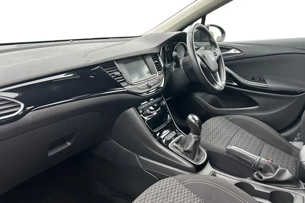 Used Vauxhall Astra SRi 100 HP (73 kW) 2018 Black Hatchback