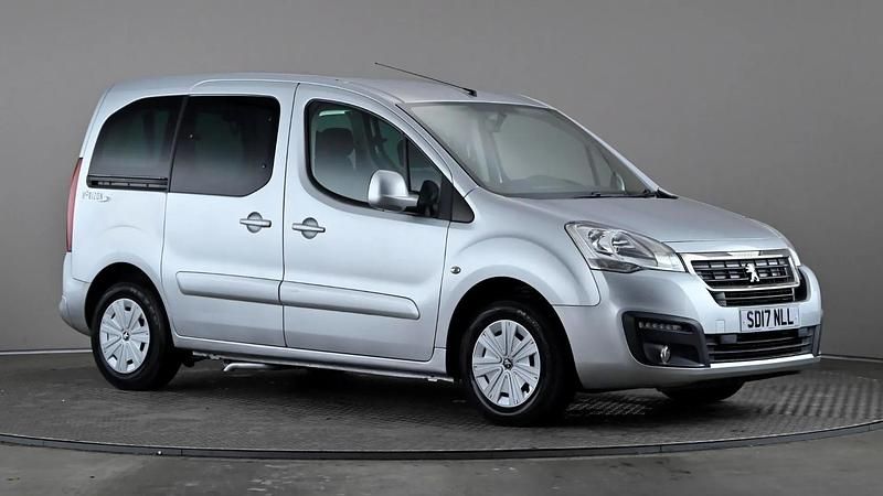 Used Peugeot TePee Allure 100 HP (73 kW) 2017 Silver MPV