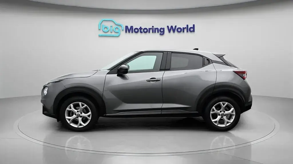 Usado Nissan Juke N-Connecta 114 HP (83 kW) 2022 Cinzento SUV