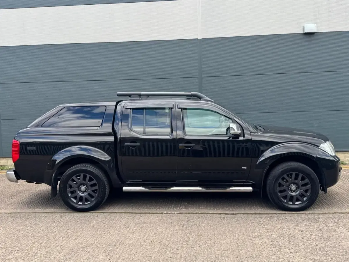 Begagnad Nissan Navara 2010 Svart Pickup