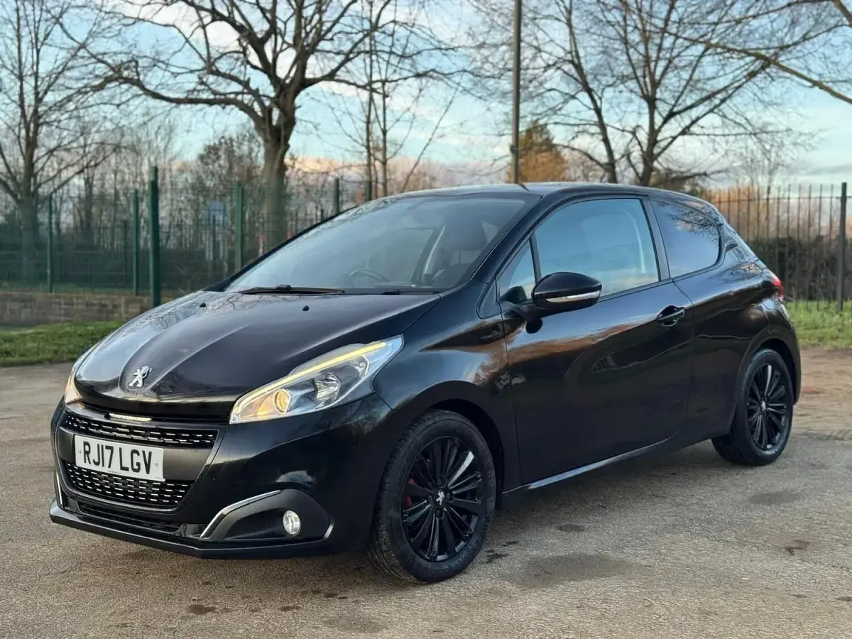 Begagnad Peugeot 208 2017 Svart Halvkombi