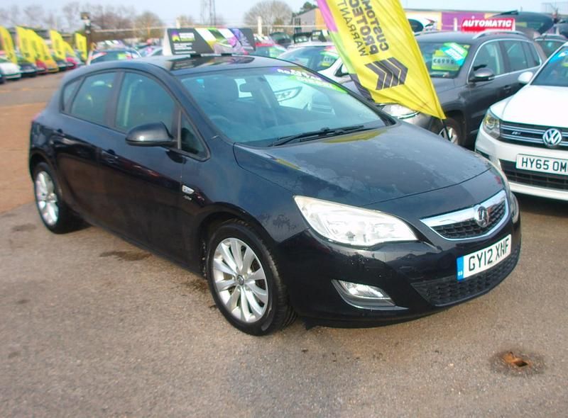 Second-hand Vauxhall Astra Active 110 CP (80 kW) 2012 Negru Hatchback