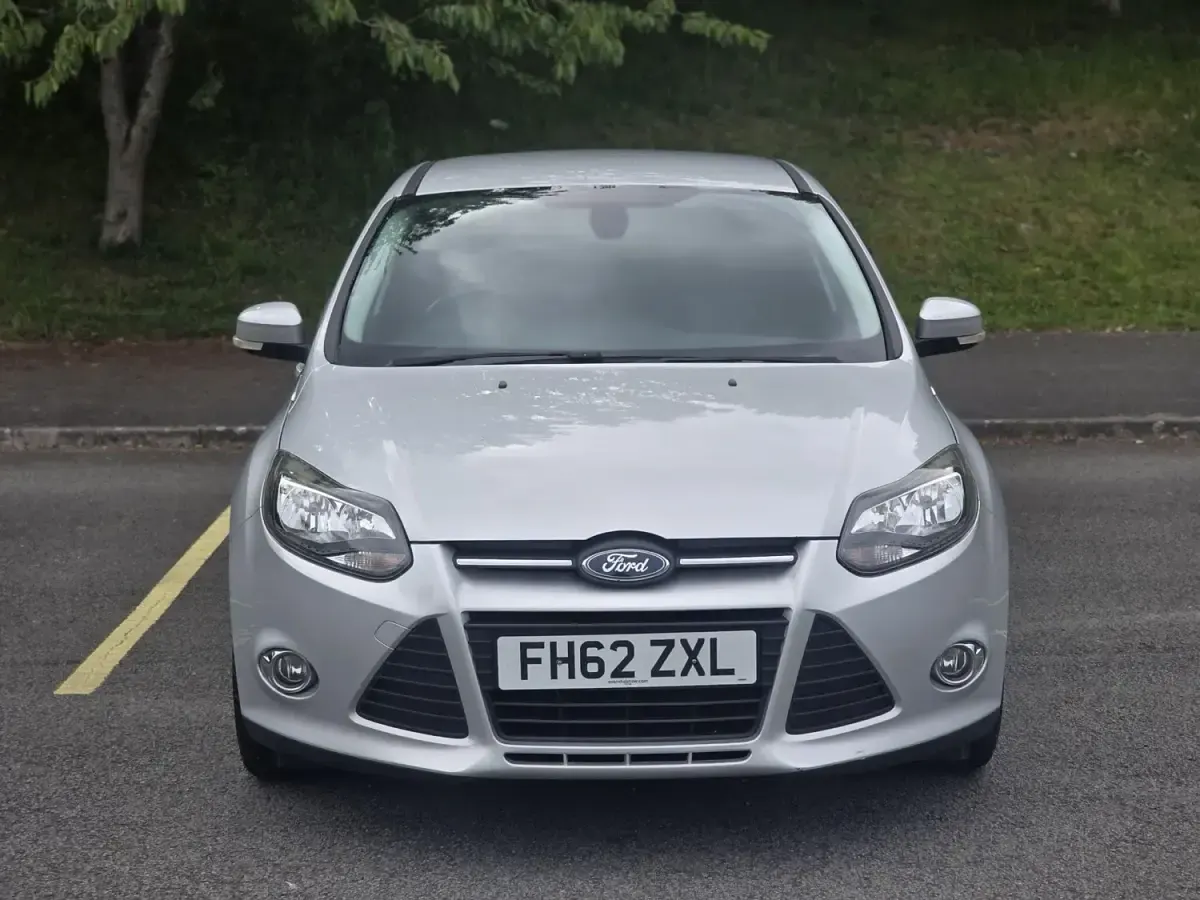 Begagnad Ford Focus Zetec 2013 Silver Halvkombi