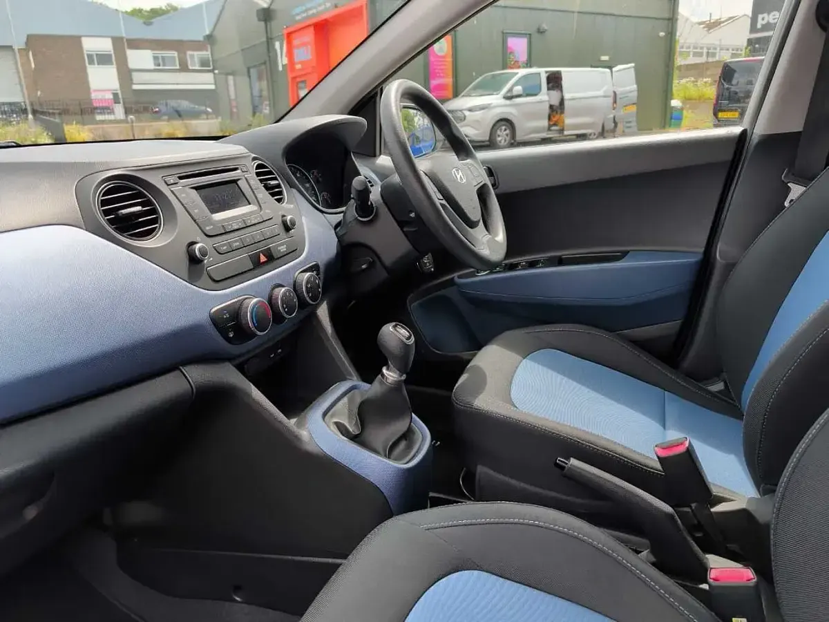 Used Hyundai i10 SE 83 HP (61 kW) 2014 White Hatchback