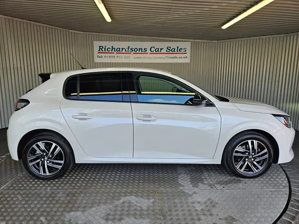 Used Peugeot 208 Allure+ 130 HP (95 kW) 2022 White Hatchback
