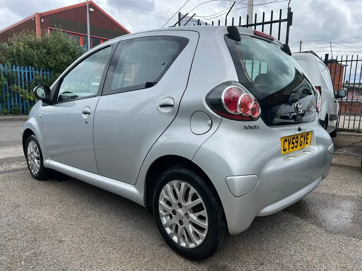 Used Toyota Aygo Platinum 68 HP (50 kW) 2010 Silver Hatchback