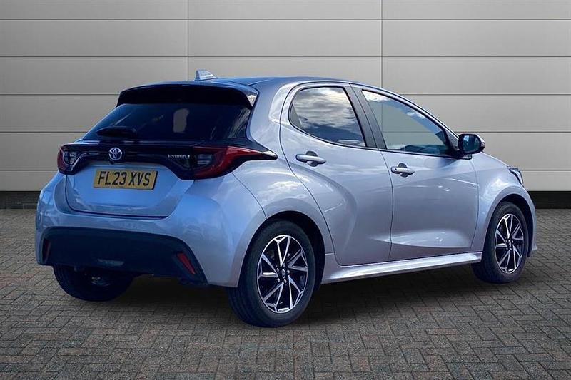 Used Toyota Yaris Hybrid Design 116 HP (85 kW) 2023 Silver Hatchback