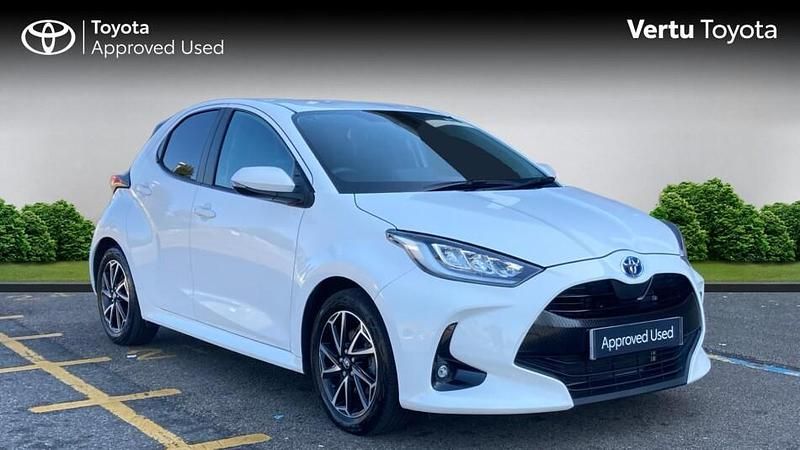 Used Toyota Yaris Hybrid Design 116 HP (85 kW) 2023 White Hatchback