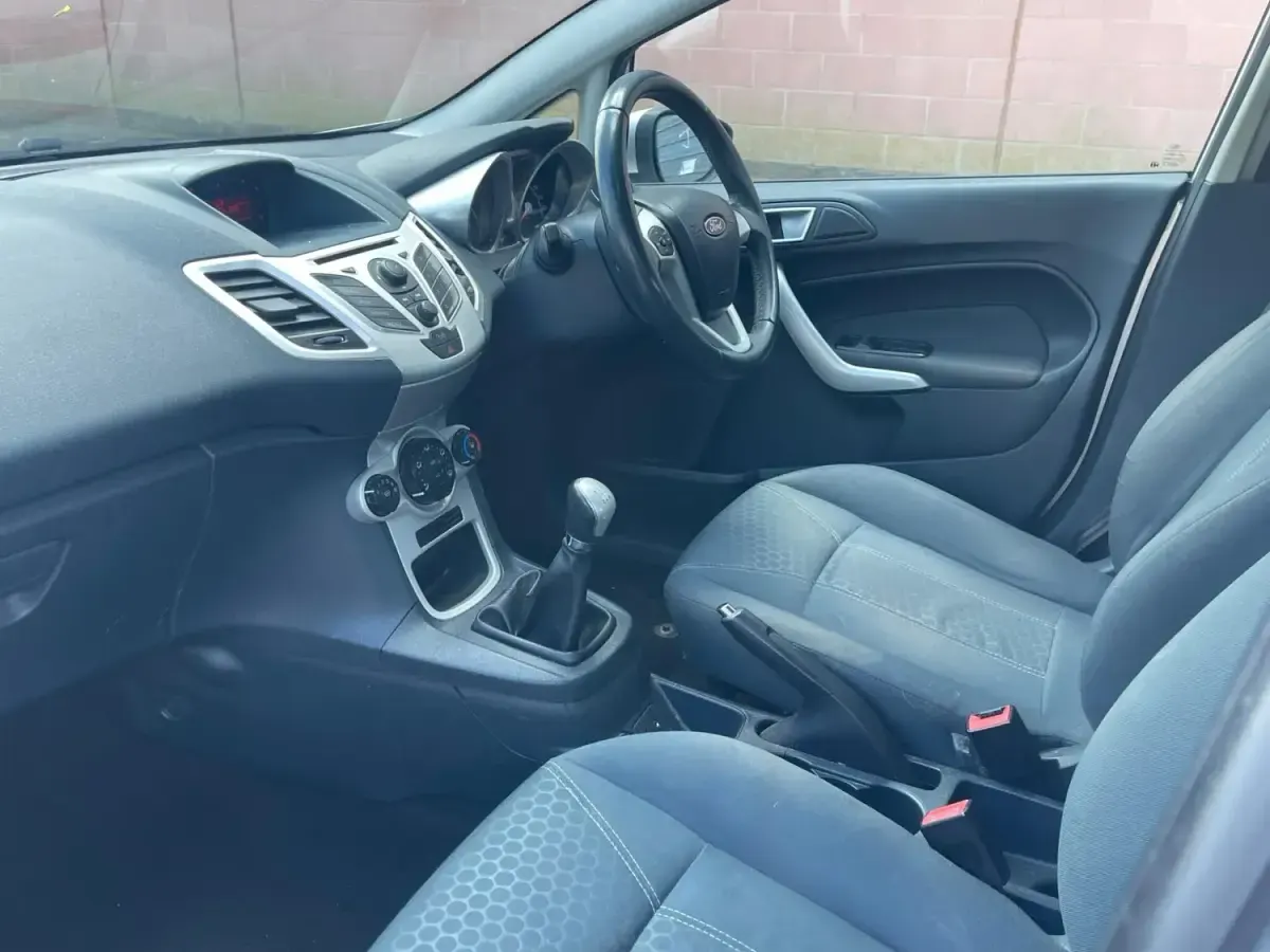 Usado Ford Fiesta Zetec 96 HP (70 kW) 2012 Prateado Citadino