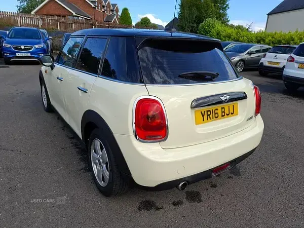 Used Mini Cooper Hatch 134 HP (98 kW) 2016 White Hatchback