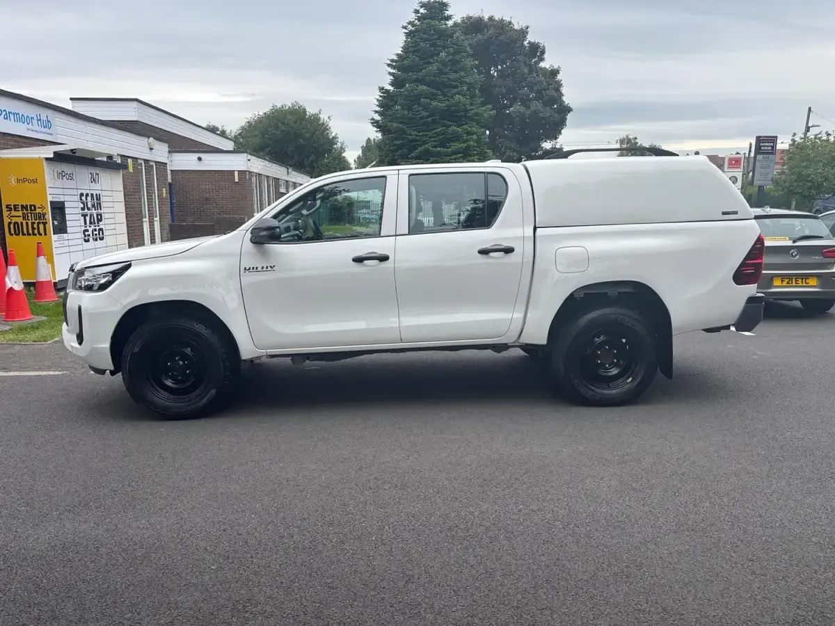 Used Toyota HiLux Active 150 HP (110 kW) 2022 White Pickup