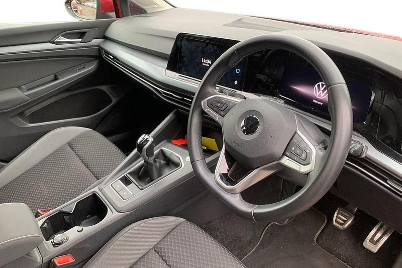 Second-hand VW Golf VIII Active 150 CP (110 kW) 2022 Roșu Hatchback